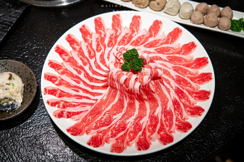 台北美食|辣鼎記麻辣火鍋。原.辣上癮 麻辣鴛鴦~麻辣鴨血豆腐無限續加超過癮,不吃辣香菜皮蛋湯頭也必點