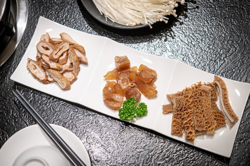 台北美食|辣鼎記麻辣火鍋。原.辣上癮 麻辣鴛鴦~麻辣鴨血豆腐無限續加超過癮,不吃辣香菜皮蛋湯頭也必點