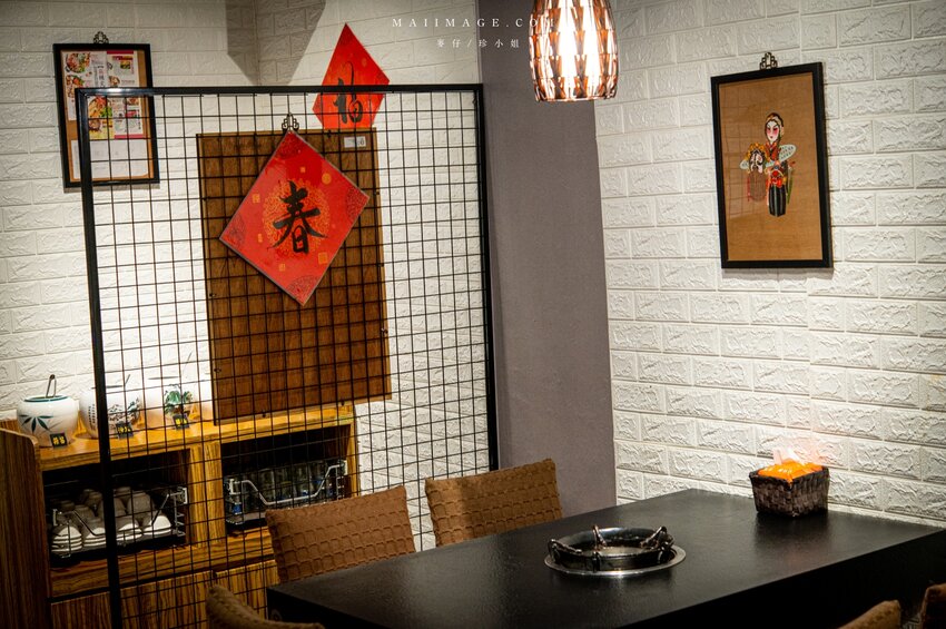 台北美食|辣鼎記麻辣火鍋。原.辣上癮 麻辣鴛鴦~麻辣鴨血豆腐無限續加超過癮,不吃辣香菜皮蛋湯頭也必點