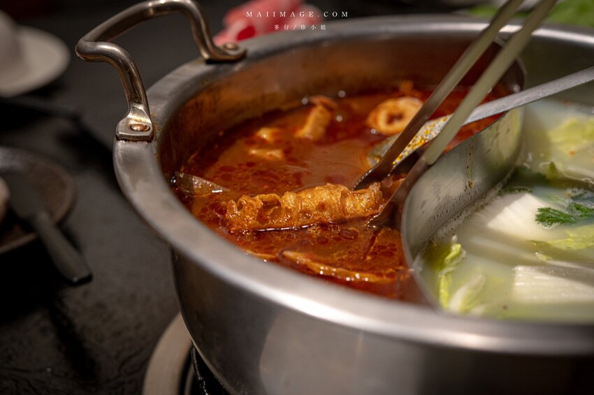 台北美食|辣鼎記麻辣火鍋。原.辣上癮 麻辣鴛鴦~麻辣鴨血豆腐無限續加超過癮,不吃辣香菜皮蛋湯頭也必點