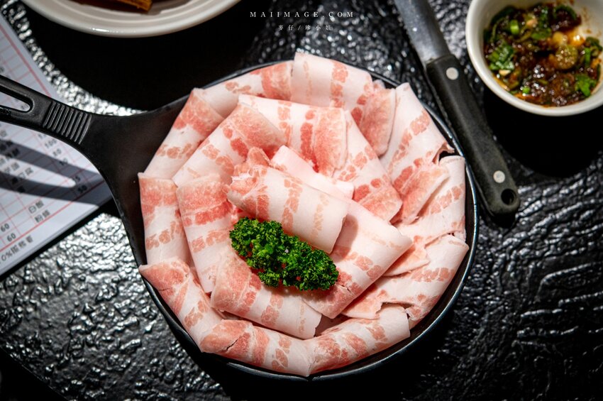 台北美食|辣鼎記麻辣火鍋。原.辣上癮 麻辣鴛鴦~麻辣鴨血豆腐無限續加超過癮,不吃辣香菜皮蛋湯頭也必點