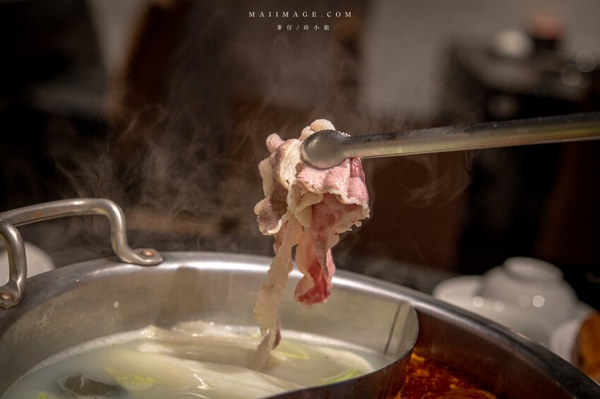 台北美食|辣鼎記麻辣火鍋。原.辣上癮 麻辣鴛鴦~麻辣鴨血豆腐無限續加超過癮,不吃辣香菜皮蛋湯頭也必點