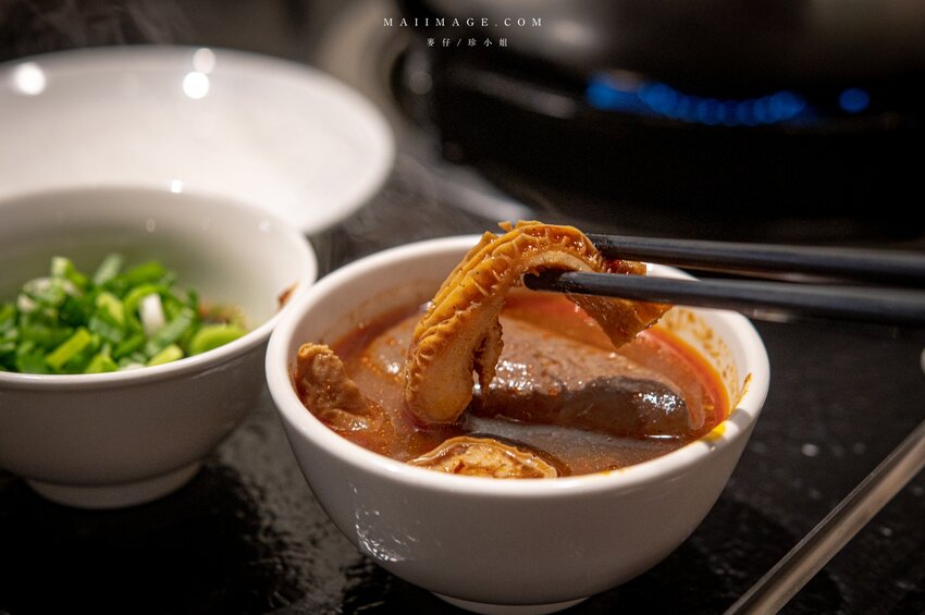 台北美食|辣鼎記麻辣火鍋。原.辣上癮 麻辣鴛鴦~麻辣鴨血豆腐無限續加超過癮,不吃辣香菜皮蛋湯頭也必點
