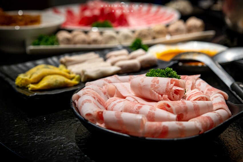 台北美食|辣鼎記麻辣火鍋。原.辣上癮 麻辣鴛鴦~麻辣鴨血豆腐無限續加超過癮,不吃辣香菜皮蛋湯頭也必點