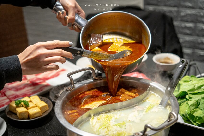 台北美食|辣鼎記麻辣火鍋。原.辣上癮 麻辣鴛鴦~麻辣鴨血豆腐無限續加超過癮,不吃辣香菜皮蛋湯頭也必點