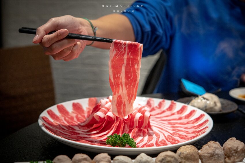 台北美食|辣鼎記麻辣火鍋。原.辣上癮 麻辣鴛鴦~麻辣鴨血豆腐無限續加超過癮,不吃辣香菜皮蛋湯頭也必點