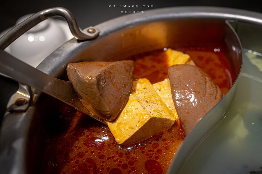 台北美食|辣鼎記麻辣火鍋。原.辣上癮 麻辣鴛鴦~麻辣鴨血豆腐無限續加超過癮,不吃辣香菜皮蛋湯頭也必點