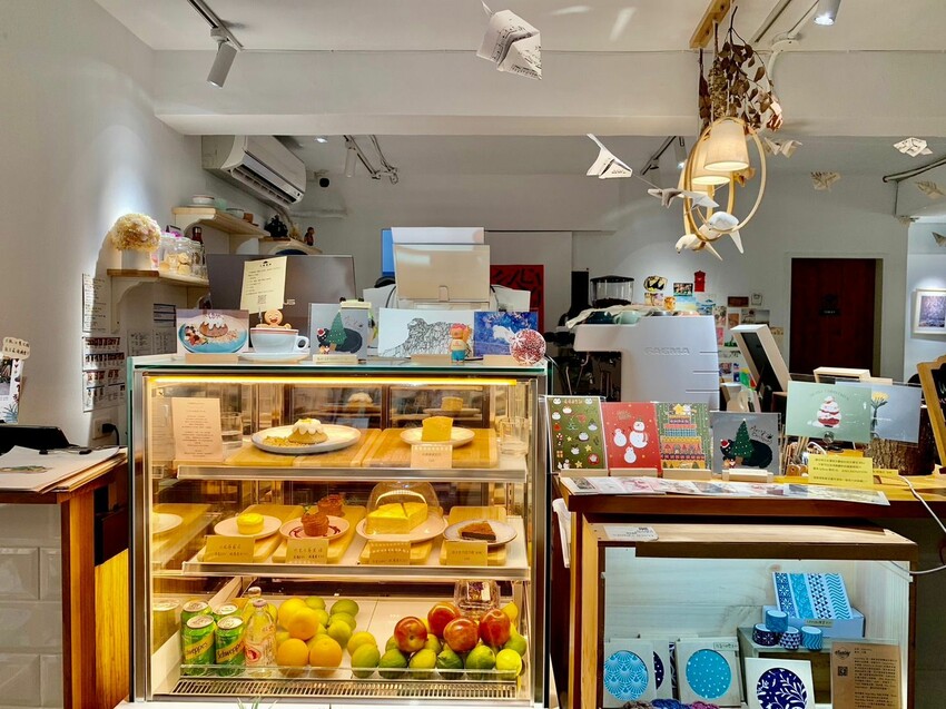 【台北】忠孝復興咖啡廳｜小島慢遊 複合式文創空間 咖啡X手做文創 輕食、工作坊、展覽的結合 台港文化連結交織出的幸福空間