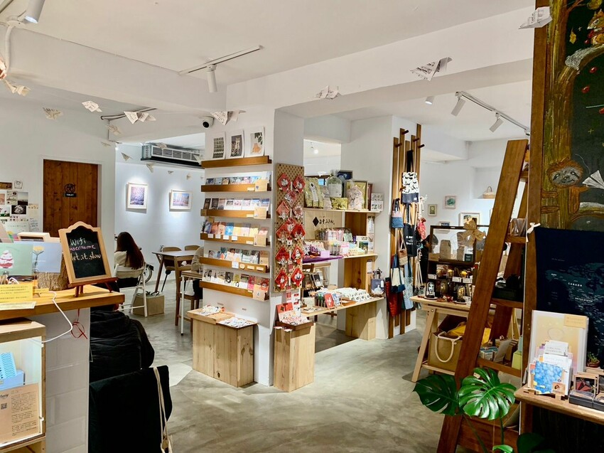 【台北】忠孝復興咖啡廳｜小島慢遊 複合式文創空間 咖啡X手做文創 輕食、工作坊、展覽的結合 台港文化連結交織出的幸福空間