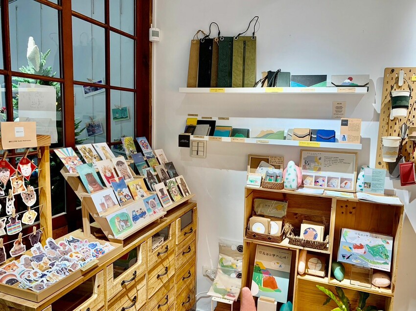 【台北】忠孝復興咖啡廳｜小島慢遊 複合式文創空間 咖啡X手做文創 輕食、工作坊、展覽的結合 台港文化連結交織出的幸福空間