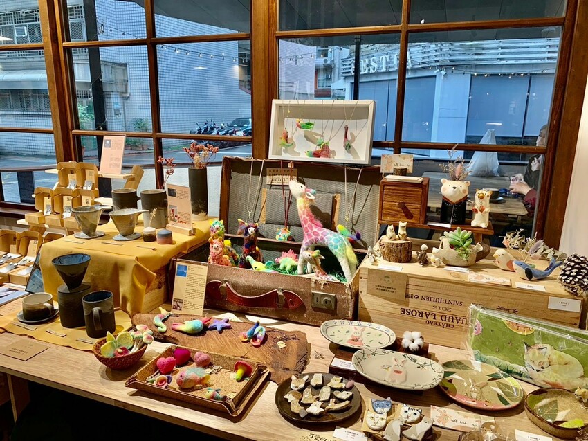 【台北】忠孝復興咖啡廳｜小島慢遊 複合式文創空間 咖啡X手做文創 輕食、工作坊、展覽的結合 台港文化連結交織出的幸福空間