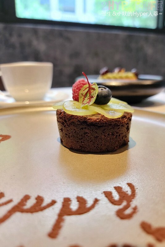 位於台中七期豪宅區的高檔牛排店，連續五年入選米其林指南推薦，適合慶生或情侶約會哦！