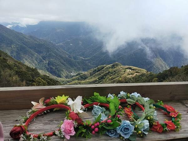 新竹尖石綠木頭景觀餐廳~看山嵐如何將絕美脆綠山脈淹沒~雲霧裊