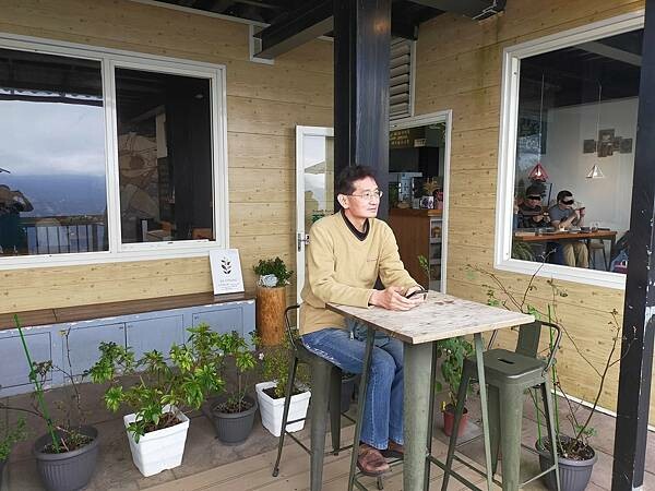 新竹尖石綠木頭景觀餐廳~看山嵐如何將絕美脆綠山脈淹沒~雲霧裊