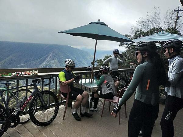 新竹尖石綠木頭景觀餐廳~看山嵐如何將絕美脆綠山脈淹沒~雲霧裊