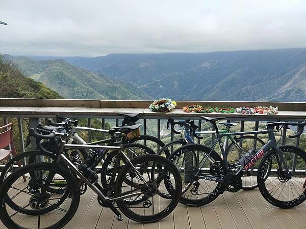 新竹尖石綠木頭景觀餐廳~看山嵐如何將絕美脆綠山脈淹沒~雲霧裊