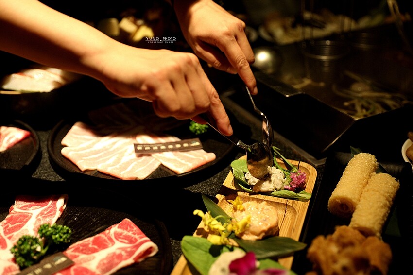 不到400元套餐 超過20種蔬菜鍋料 蔬菜熟食飲料無限吃到飽！專人服務剝蝦超享受｜昭日堂鍋煮