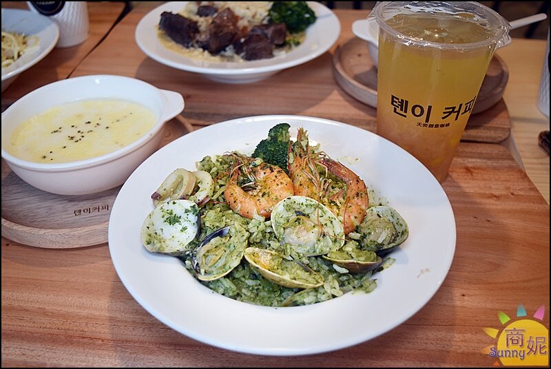 天奕創意料理咖啡|吃過一次就記住!韓文招牌賣義式料理台灣麵食.必點溫州大餛飩、超厚切XO醬牛肉燉飯-商妮吃喝遊樂