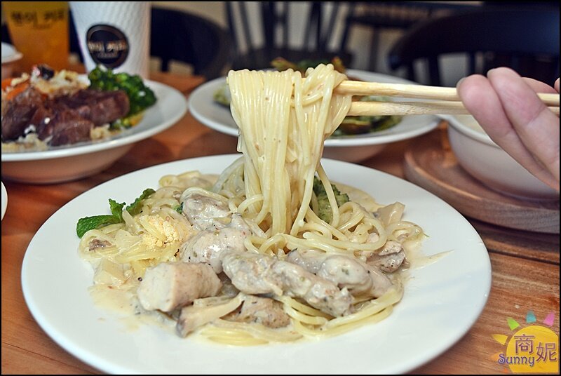 天奕創意料理咖啡|吃過一次就記住!韓文招牌賣義式料理台灣麵食.必點溫州大餛飩、超厚切XO醬牛肉燉飯-商妮吃喝遊樂