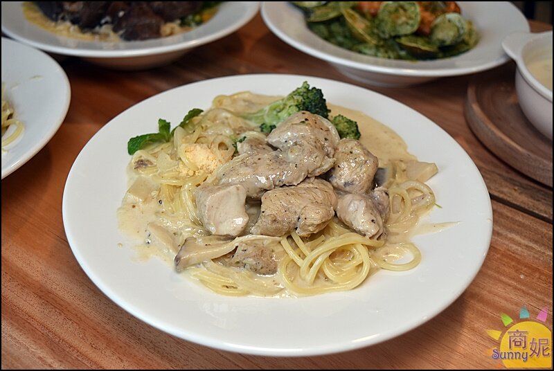 天奕創意料理咖啡|吃過一次就記住!韓文招牌賣義式料理台灣麵食.必點溫州大餛飩、超厚切XO醬牛肉燉飯-商妮吃喝遊樂