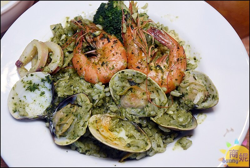 天奕創意料理咖啡|吃過一次就記住!韓文招牌賣義式料理台灣麵食.必點溫州大餛飩、超厚切XO醬牛肉燉飯-商妮吃喝遊樂