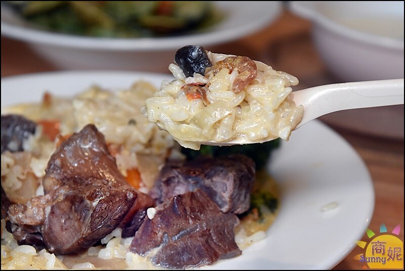 天奕創意料理咖啡|吃過一次就記住!韓文招牌賣義式料理台灣麵食.必點溫州大餛飩、超厚切XO醬牛肉燉飯-商妮吃喝遊樂