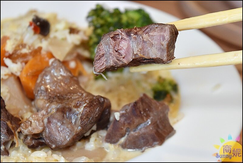 天奕創意料理咖啡|吃過一次就記住!韓文招牌賣義式料理台灣麵食.必點溫州大餛飩、超厚切XO醬牛肉燉飯-商妮吃喝遊樂