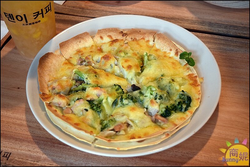 天奕創意料理咖啡|吃過一次就記住!韓文招牌賣義式料理台灣麵食.必點溫州大餛飩、超厚切XO醬牛肉燉飯-商妮吃喝遊樂