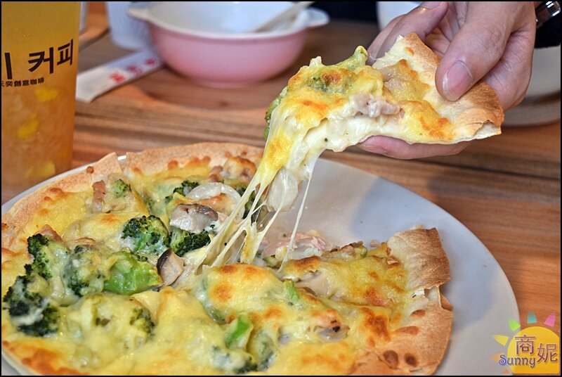 天奕創意料理咖啡|吃過一次就記住!韓文招牌賣義式料理台灣麵食.必點溫州大餛飩、超厚切XO醬牛肉燉飯-商妮吃喝遊樂