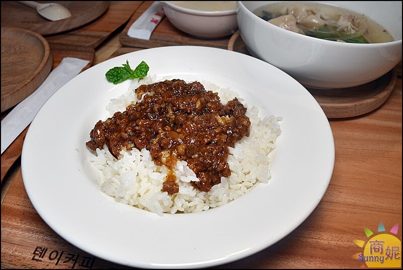 天奕創意料理咖啡|吃過一次就記住!韓文招牌賣義式料理台灣麵食.必點溫州大餛飩、超厚切XO醬牛肉燉飯-商妮吃喝遊樂