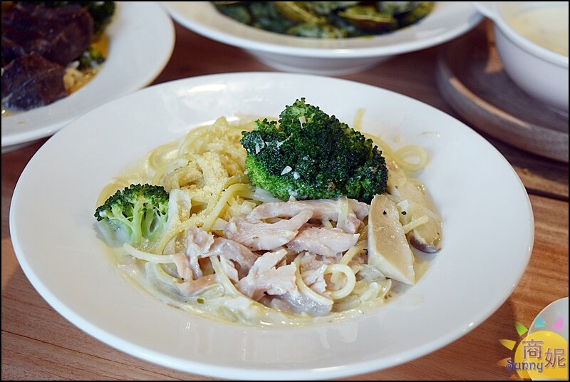 天奕創意料理咖啡|吃過一次就記住!韓文招牌賣義式料理台灣麵食.必點溫州大餛飩、超厚切XO醬牛肉燉飯-商妮吃喝遊樂