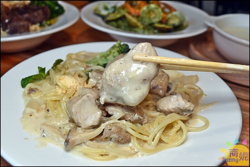 天奕創意料理咖啡|吃過一次就記住!韓文招牌賣義式料理台灣麵食.必點溫州大餛飩、超厚切XO醬牛肉燉飯-商妮吃喝遊樂