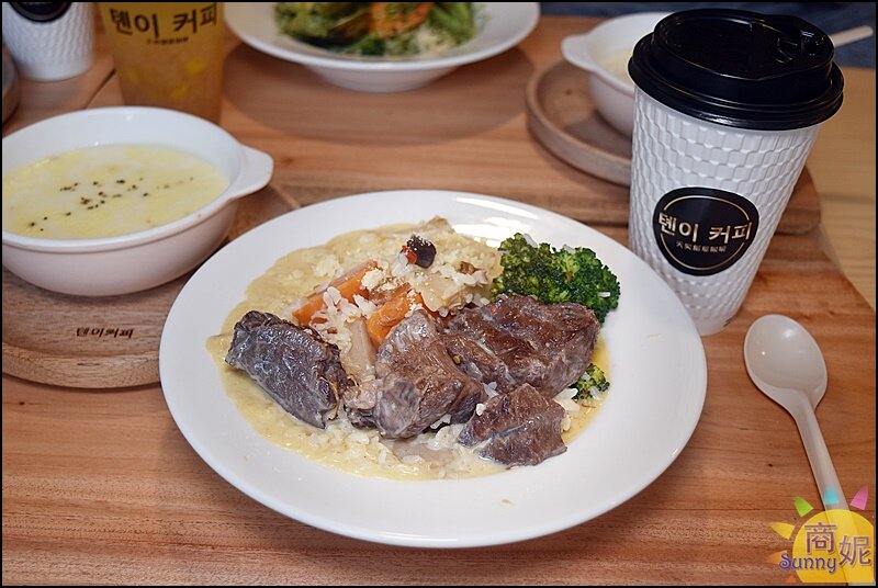 天奕創意料理咖啡|吃過一次就記住!韓文招牌賣義式料理台灣麵食.必點溫州大餛飩、超厚切XO醬牛肉燉飯-商妮吃喝遊樂