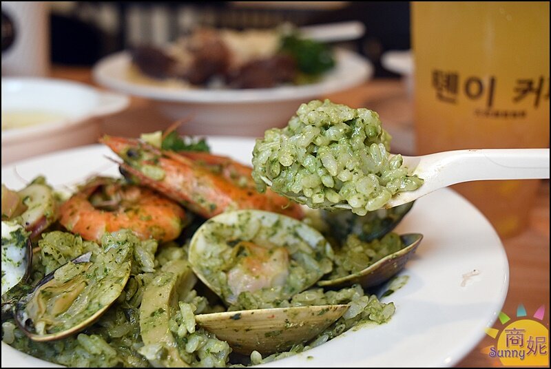 天奕創意料理咖啡|吃過一次就記住!韓文招牌賣義式料理台灣麵食.必點溫州大餛飩、超厚切XO醬牛肉燉飯-商妮吃喝遊樂