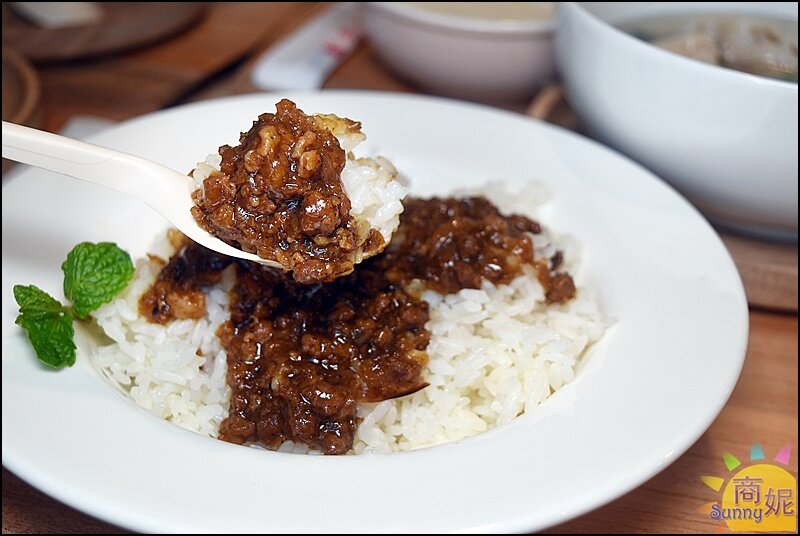 天奕創意料理咖啡|吃過一次就記住!韓文招牌賣義式料理台灣麵食.必點溫州大餛飩、超厚切XO醬牛肉燉飯-商妮吃喝遊樂