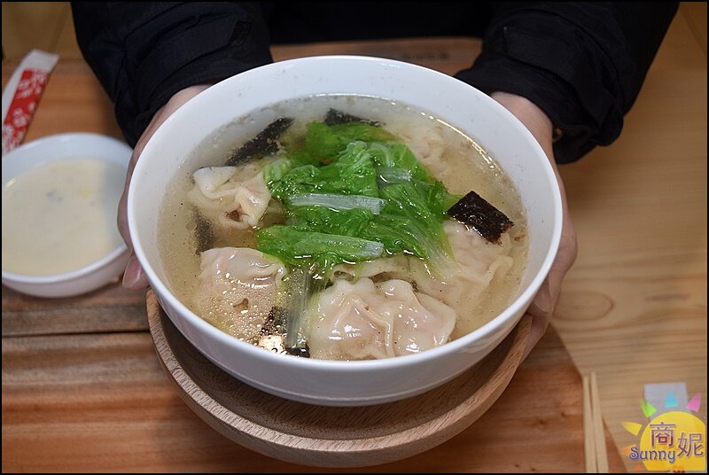 天奕創意料理咖啡|吃過一次就記住!韓文招牌賣義式料理台灣麵食.必點溫州大餛飩、超厚切XO醬牛肉燉飯-商妮吃喝遊樂