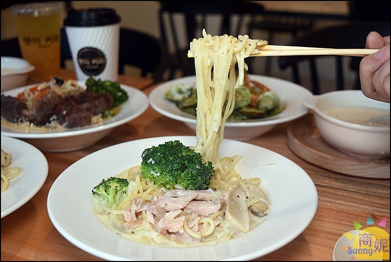 天奕創意料理咖啡|吃過一次就記住!韓文招牌賣義式料理台灣麵食.必點溫州大餛飩、超厚切XO醬牛肉燉飯-商妮吃喝遊樂