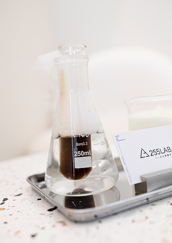 茶加咖啡搭配上奶變茶拿鐵,可創造幾十種獨特口味變化,時尚現代風格的咖啡廳 |255LAB café & light bar 二五五實驗所