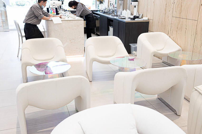 茶加咖啡搭配上奶變茶拿鐵,可創造幾十種獨特口味變化,時尚現代風格的咖啡廳 |255LAB café & light bar 二五五實驗所