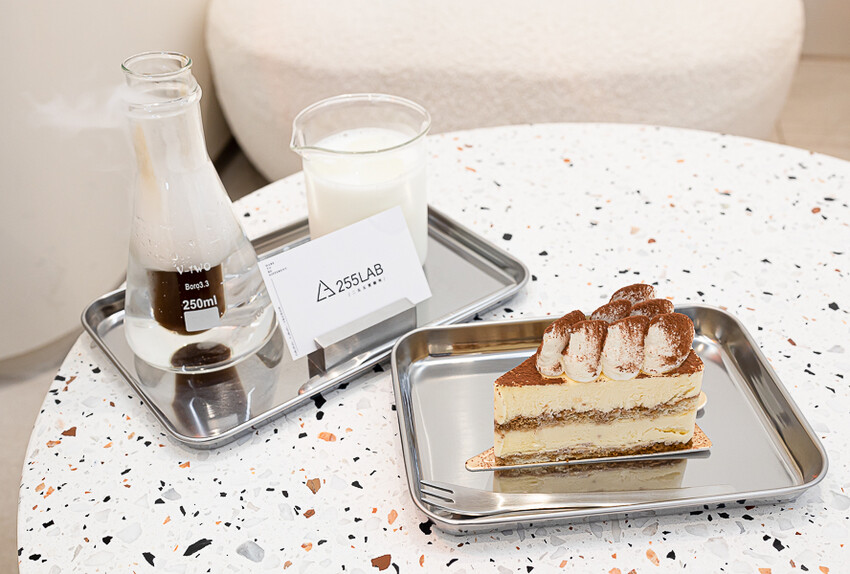 茶加咖啡搭配上奶變茶拿鐵,可創造幾十種獨特口味變化,時尚現代風格的咖啡廳 |255LAB café & light bar 二五五實驗所