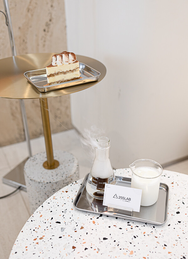 茶加咖啡搭配上奶變茶拿鐵,可創造幾十種獨特口味變化,時尚現代風格的咖啡廳 |255LAB café & light bar 二五五實驗所