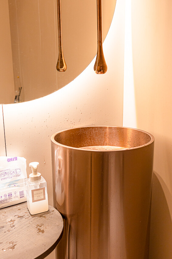 茶加咖啡搭配上奶變茶拿鐵,可創造幾十種獨特口味變化,時尚現代風格的咖啡廳 |255LAB café & light bar 二五五實驗所