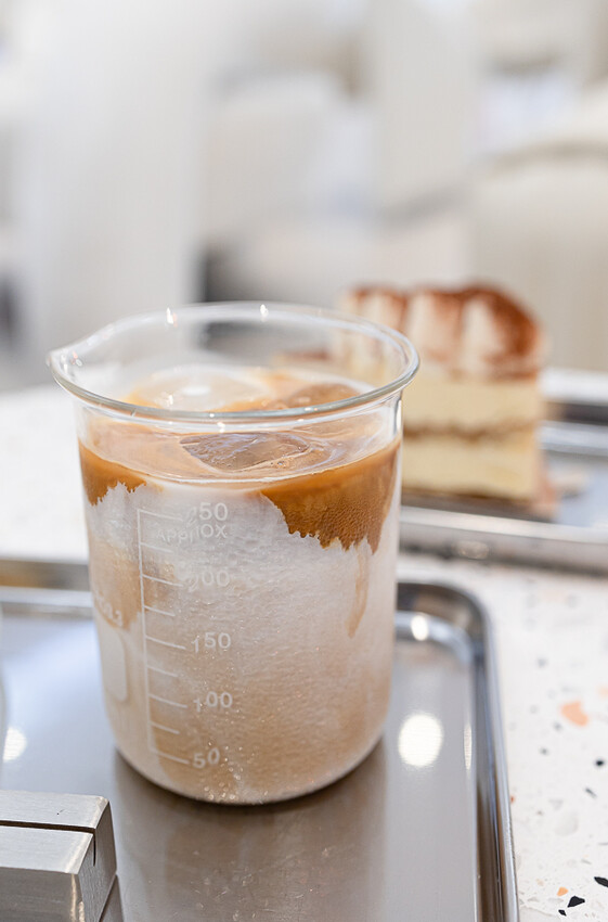 茶加咖啡搭配上奶變茶拿鐵,可創造幾十種獨特口味變化,時尚現代風格的咖啡廳 |255LAB café & light bar 二五五實驗所