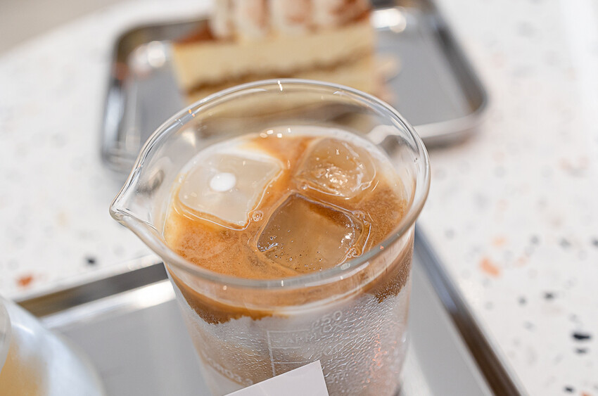 茶加咖啡搭配上奶變茶拿鐵,可創造幾十種獨特口味變化,時尚現代風格的咖啡廳 |255LAB café & light bar 二五五實驗所