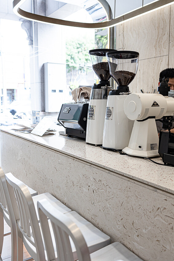 茶加咖啡搭配上奶變茶拿鐵,可創造幾十種獨特口味變化,時尚現代風格的咖啡廳 |255LAB café & light bar 二五五實驗所