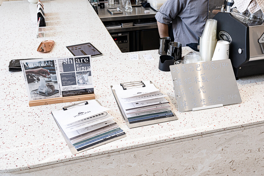 茶加咖啡搭配上奶變茶拿鐵,可創造幾十種獨特口味變化,時尚現代風格的咖啡廳 |255LAB café & light bar 二五五實驗所