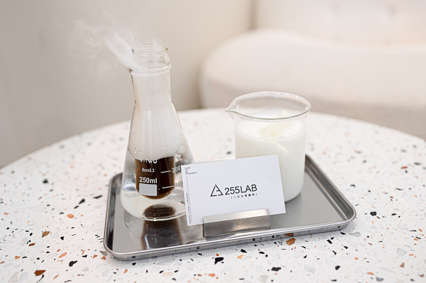 茶加咖啡搭配上奶變茶拿鐵,可創造幾十種獨特口味變化,時尚現代風格的咖啡廳 |255LAB café & light bar 二五五實驗所