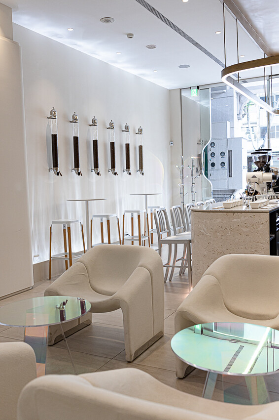 茶加咖啡搭配上奶變茶拿鐵,可創造幾十種獨特口味變化,時尚現代風格的咖啡廳 |255LAB café & light bar 二五五實驗所