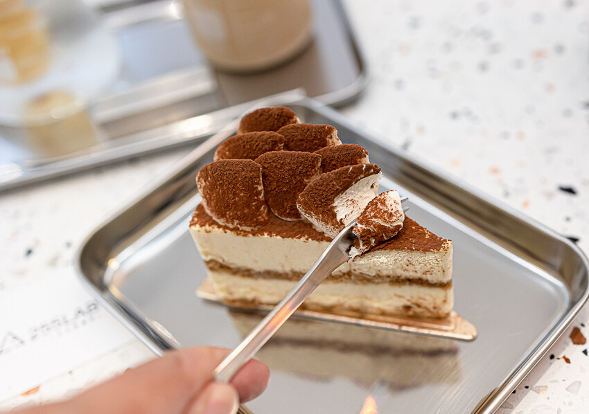 茶加咖啡搭配上奶變茶拿鐵,可創造幾十種獨特口味變化,時尚現代風格的咖啡廳 |255LAB café & light bar 二五五實驗所