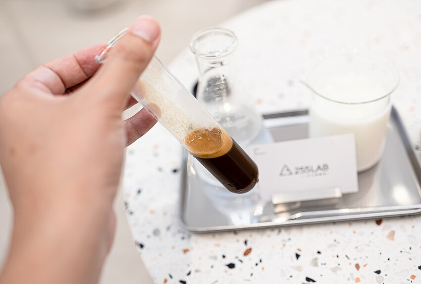 茶加咖啡搭配上奶變茶拿鐵,可創造幾十種獨特口味變化,時尚現代風格的咖啡廳 |255LAB café & light bar 二五五實驗所